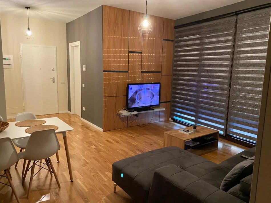 Tirane, jepet me qera apartament 1+1 Kati 6, 1.000 € (Rruga e Barrikadave)