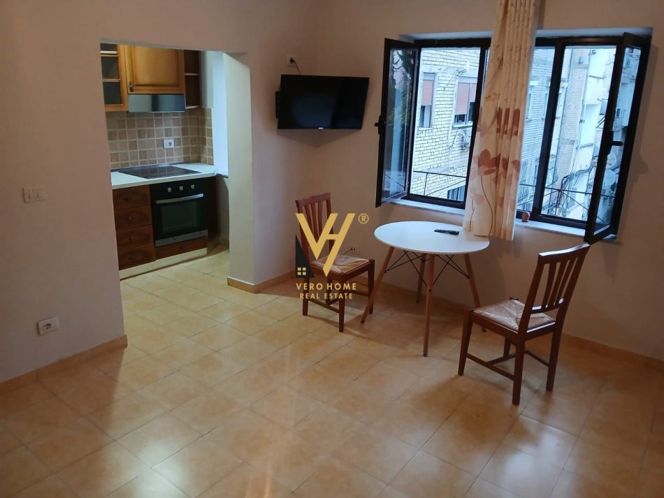 Tirane, jepet me qera 1+1+Ballkon Kati 3, 60 m² 400 € (ALI DEMI)