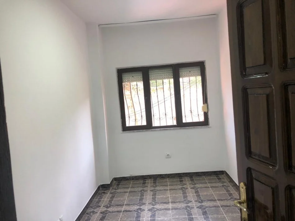 Tirane, jepet me qera apartament 2+1+Ballkon Kati 1, 700 € (Spitali Gjerman)