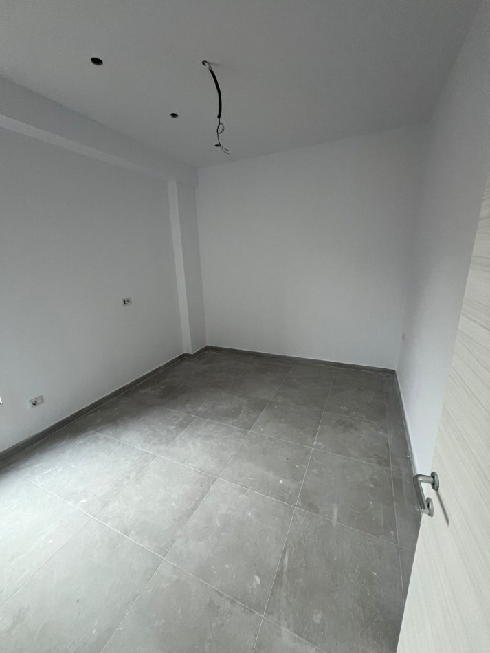 Tirane, jepet me qera zyre Kati 1, 48 m² 800 € (Rruga e Kavajes)