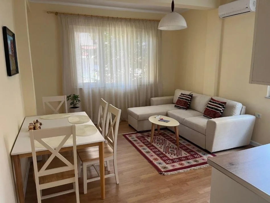 Tirane, jepet me qera apartament 2+1 Kati 3, 750 m² 750 € (rruga Muhamed Gjollesha)