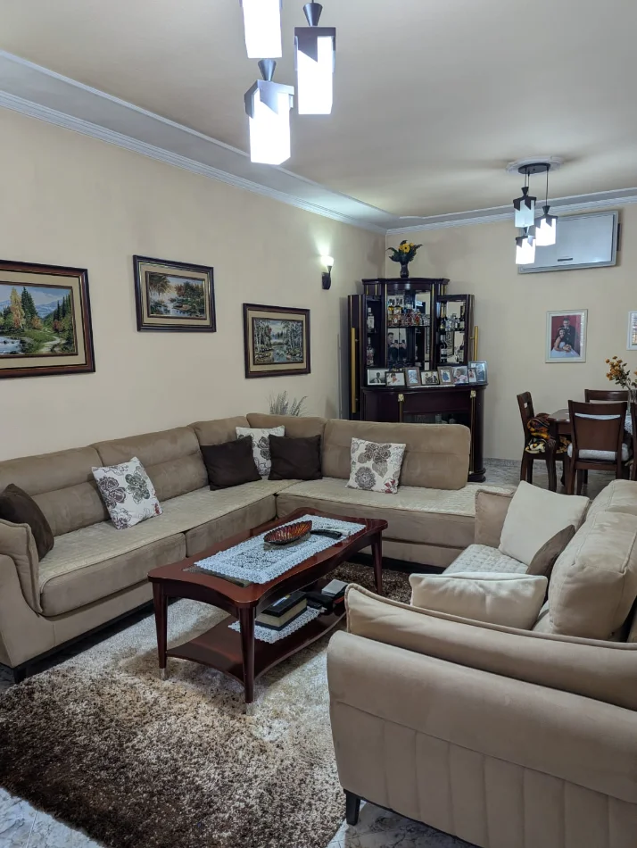 Tirane, shitet Vile 3 Katshe , 540 m² 515.000 € (ish stacioni i trenit)
