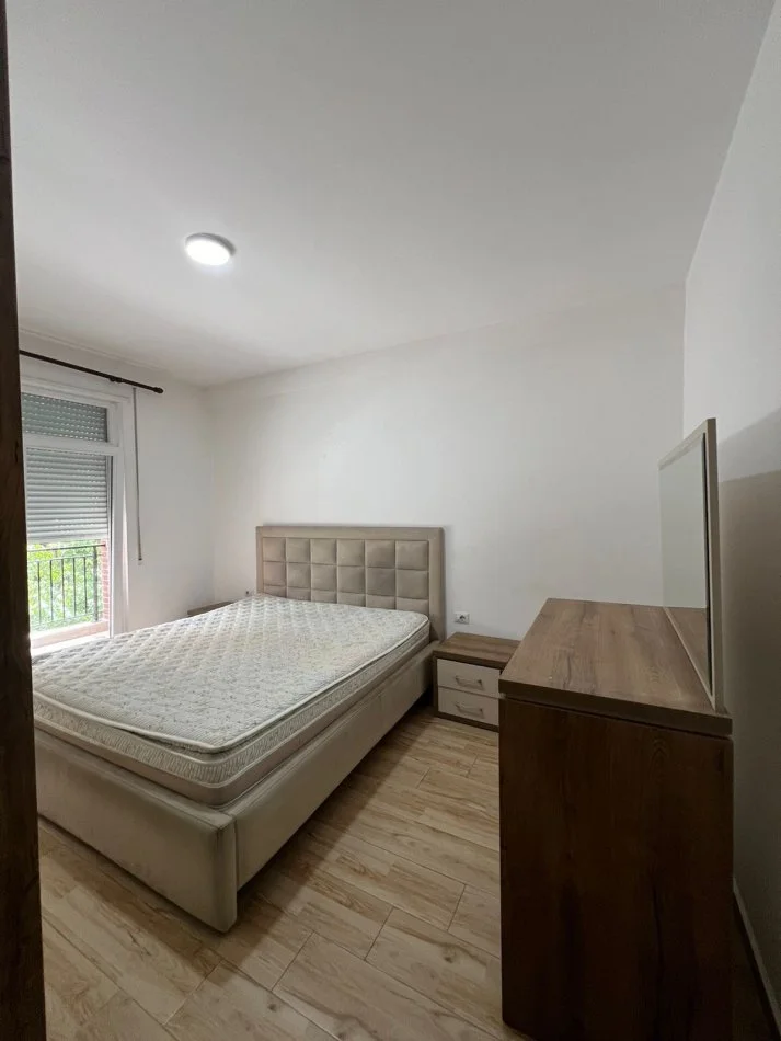 Tirane, shitet apartament 1+1+Ballkon Kati 2, 85 m² 140.000 € (5 Maji)