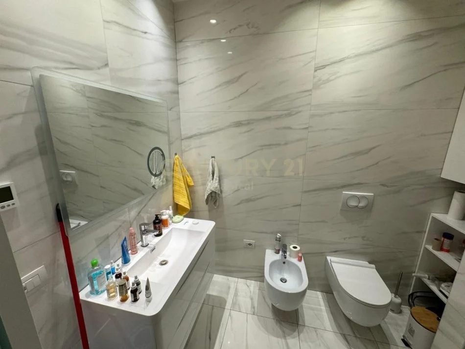 Tirane, jepet me qera apartament duplex 3+1 Kati 6, 170 m² 1.500 € (Rruga e Barrikadave)