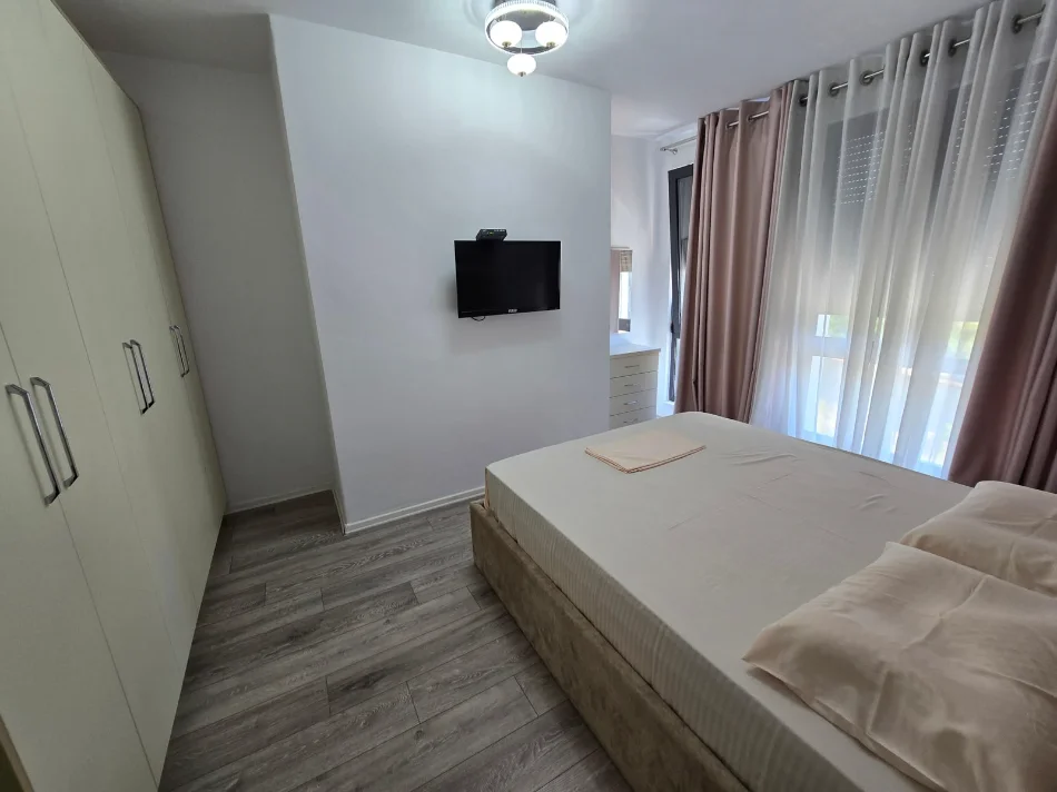 Tirane, jepet me qera apartament 1+1+Ballkon Kati 2, 64 m² 600 € (ALI DEMI)