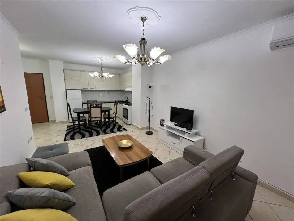 Tirane, jepet me qera apartament 2+1+Ballkon Kati 3, 90 m² 600 € (Komuna e Parisit)