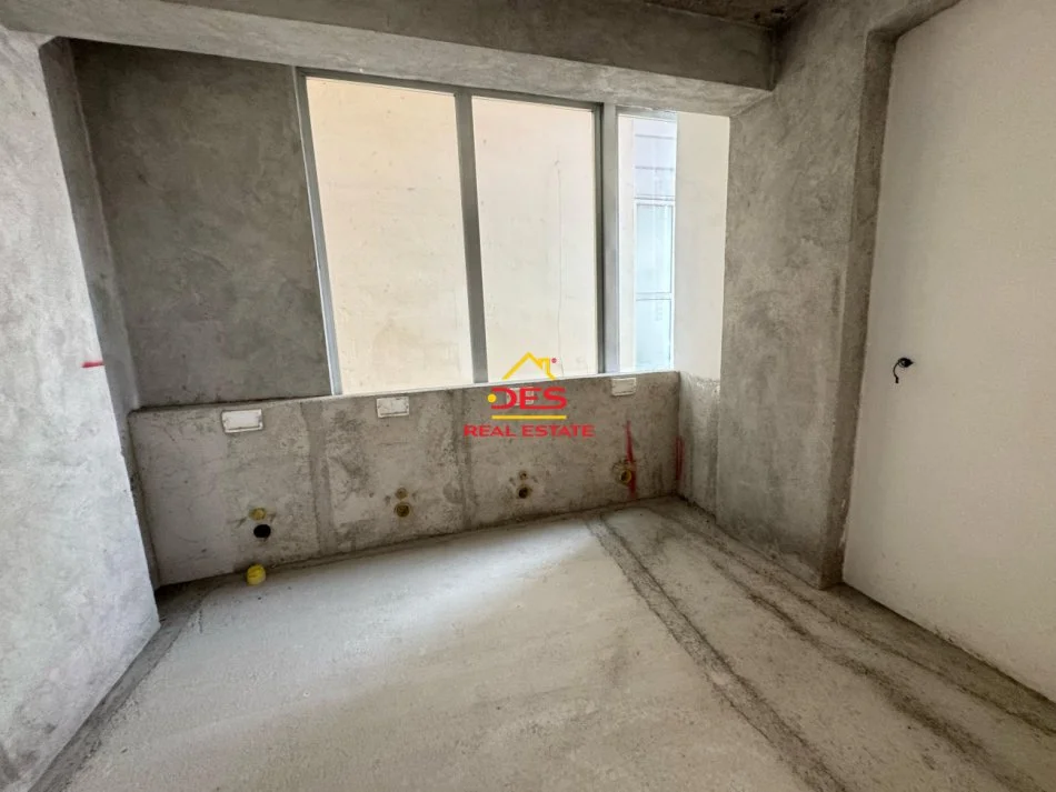 Vlore, jepet me qera ambjent biznesi Kati 2, 850 m² 4.000 € (Rruga Gjergj Arianiti)