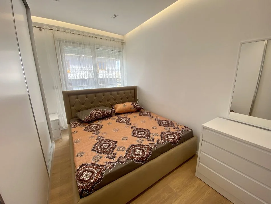 Tirane, jepet me qera apartament 2+1+Ballkon Kati 1, 75 m² 500 € (Prane Tregut Ushqimor, Selite)