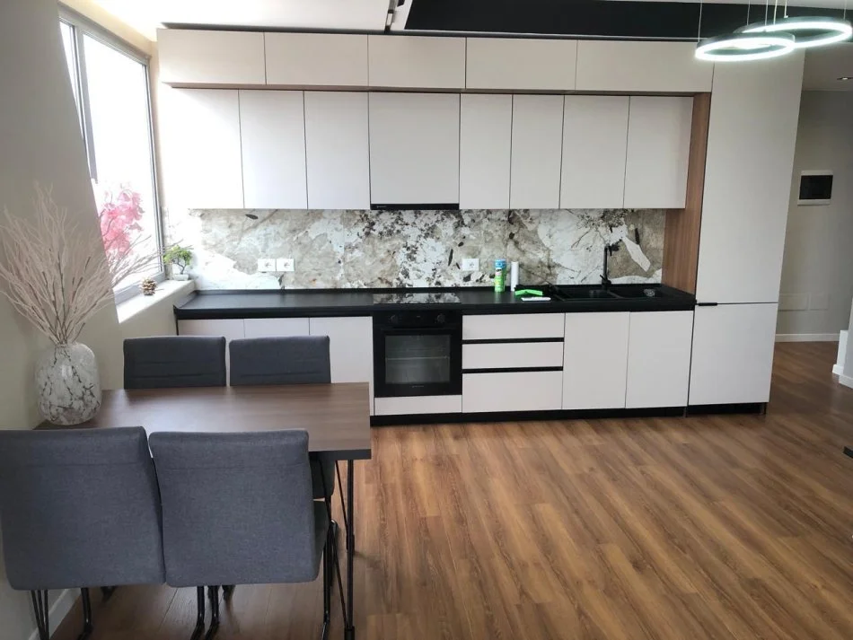 Tirane, jepet me qera apartament 2+1+Ballkon , 100 m² 800 € (Rruga e kavajes)