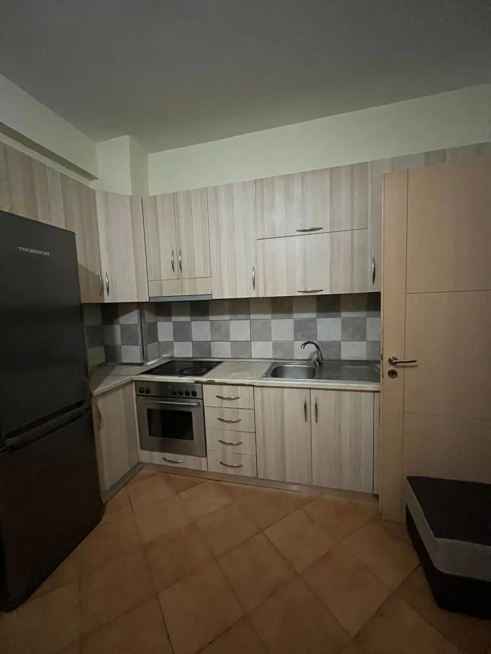 Tirane, jepet me qera apartament 3+1+Ballkon Kati 3, 104 m² 370 € (Fresk , Furre Buke Europa)