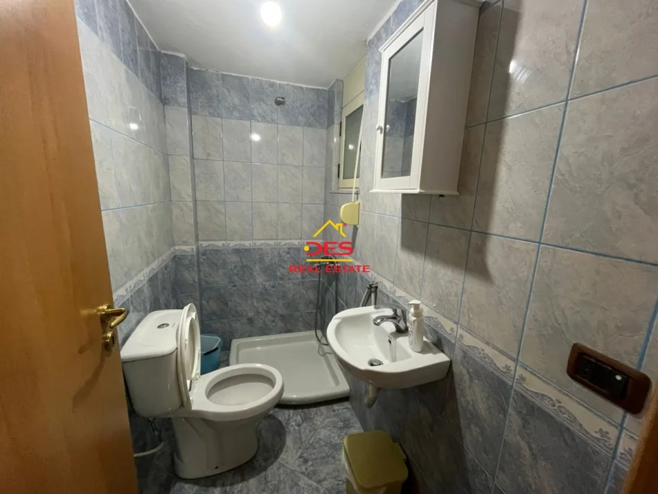 Vlore, jepet me qera apartament 2+1+Ballkon Kati 4, 110 m² 400 € (Rruga Murat Tërbaçi)