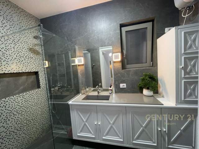 Tirane, jepet me qera apartament 2+1+BLK Kati 3, 100 m² 650 Euro (Tower Bridge 3, Shkolla e Bashkuar)