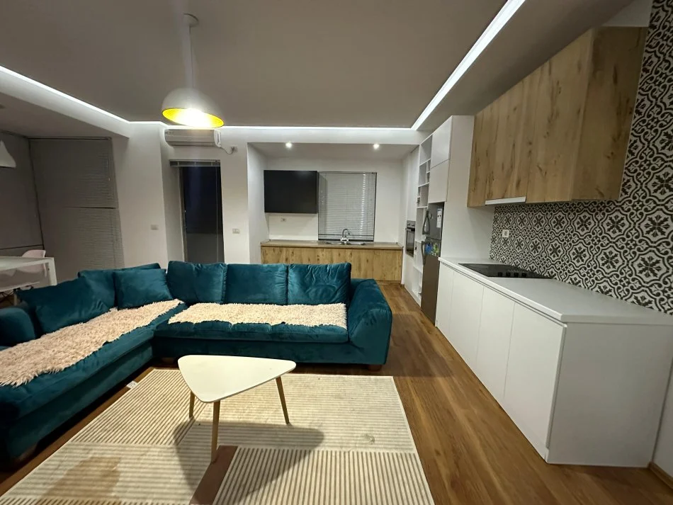 Tirane, jepet me qera apartament 2+1+Ballkon Kati 9, 110 m² 500 € (unaza e re astir)
