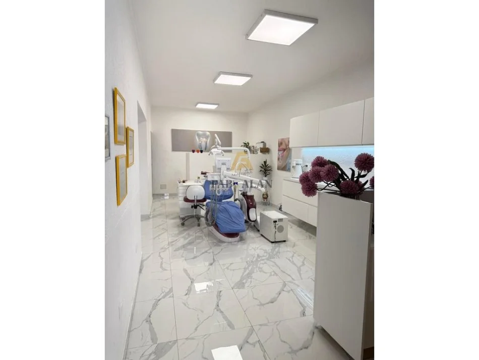 Durres, shitet biznesi dentar 18.000 euro , (Durres)