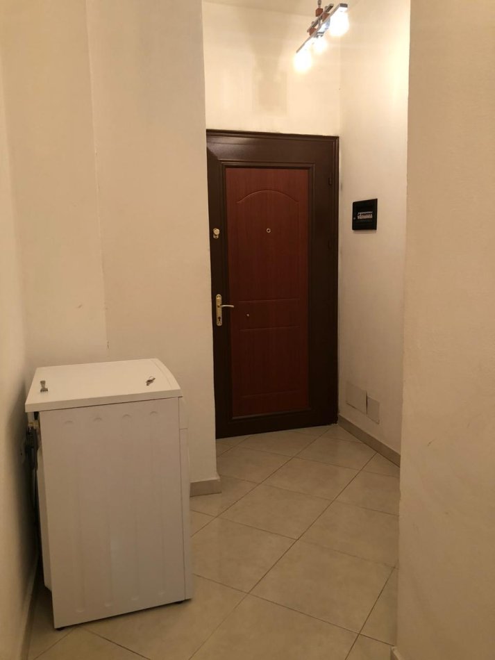 Kerkojme 2 goca per ndarje qeraje. Gocat do kene dhomen dhe banjon e tyre. Te jene te rregullta. Apartament 2+1+2, Kati 4,me ashensor. Rruga selman riza. 500 € (125 secila).
