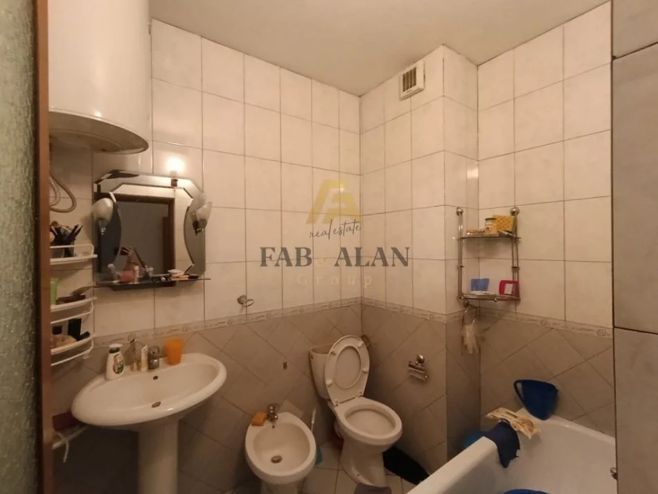 Durres, shitet apartament 3+1 Kati 5, 126 m² 250.000 € (Pallati i Sportit)