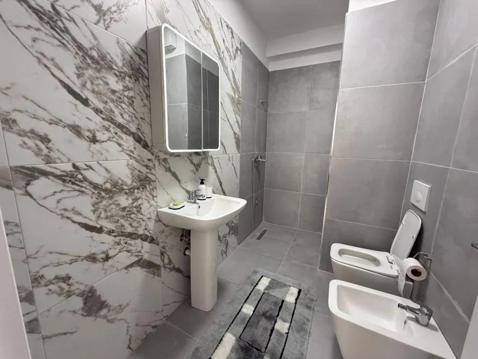 Tirane, jepet me qera apartament 2+1 Kati 4, 91 m² 450 € (UNIVERS CITY)