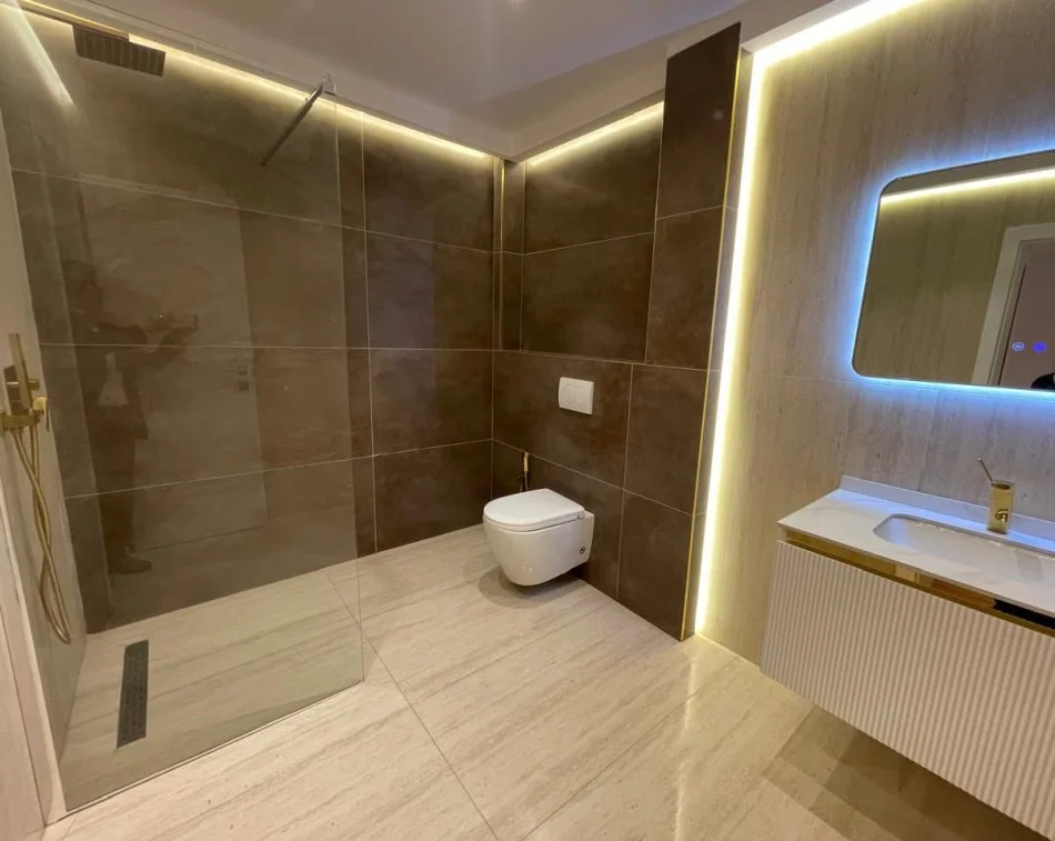 Tirane, shitet apartament 2+1+Ballkon Kati 10, 101 m² 212.000 € (Prane qendres Globe)