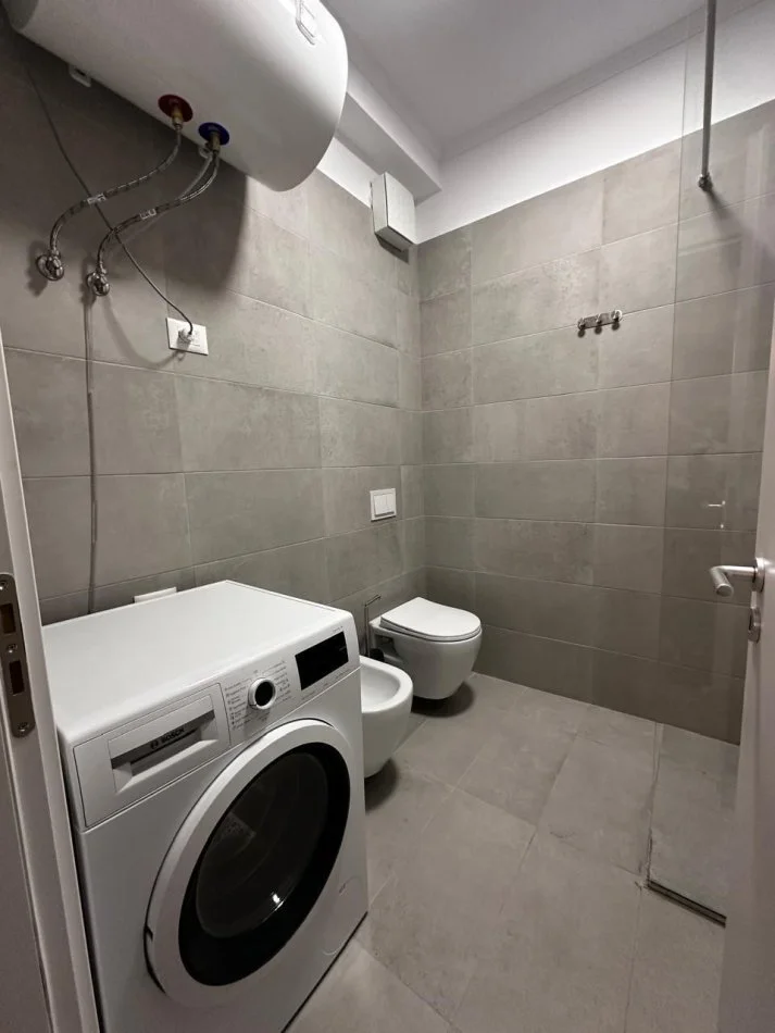 Tirane, jepet me qera apartament 1+1+Ballkon Kati 1, 65 m² 700 € (Pazari i Ri, Rr Tefta Tashko Koco)