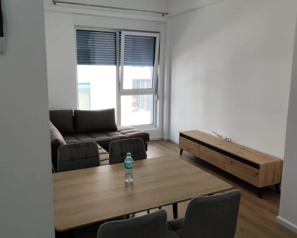 Tirane, jepet me qera apartament 1+1 Kati 3, 400 € (Fresku)