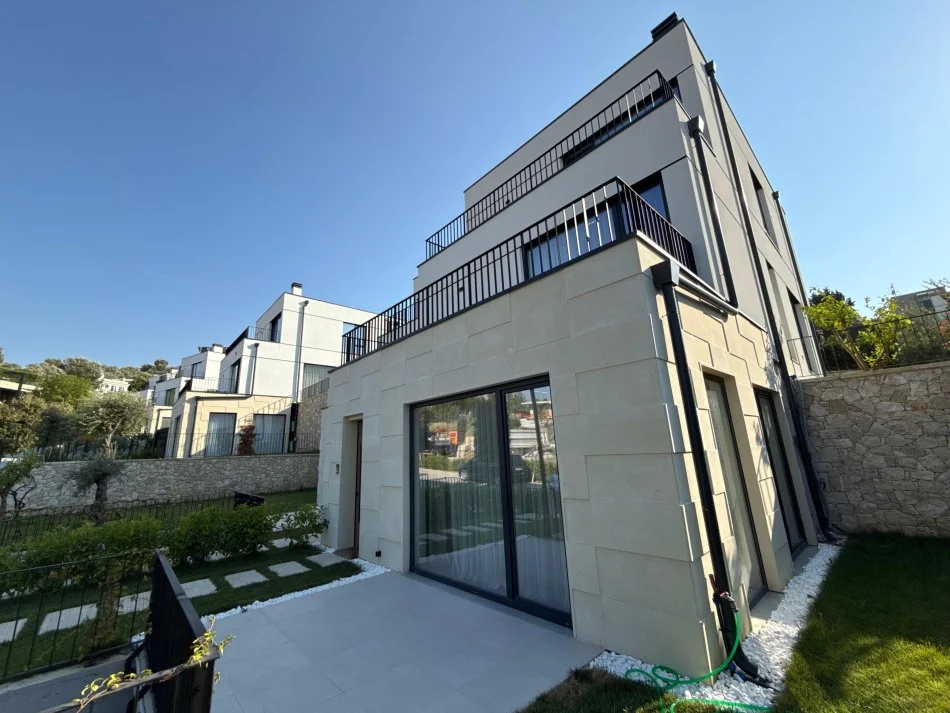 Tirane, jepet me qera apartament 4+1 Kati 1, 800 m² 4.000 € (LIQENI I THATE)