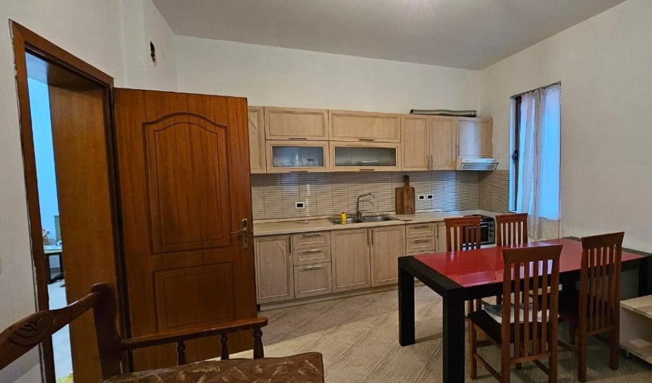 Tirane, jepet me qera apartament 2+1+Ballkon Kati 3, 119 m² 500 € (perballe Pallatit me Shigjeta)