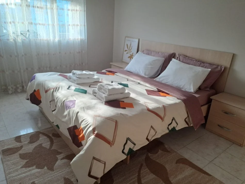 Tirane, jepet me qera apartament 2+1+Ballkon Kati 4, 80 m² 550 € (rruga irfan tomini)