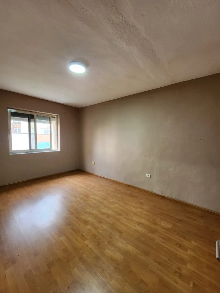 Tirane, jepet me qera apartament 2+1+Ballkon Kati 3, 88 m² (prane Gjykates se Apelit)