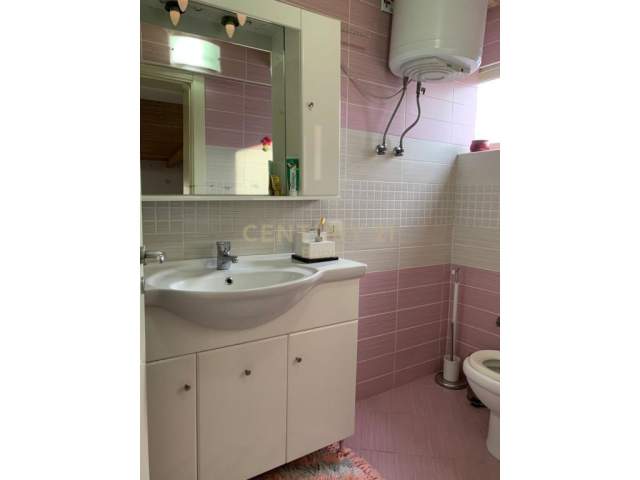 Tirane, jepet me qera apartament 2+1+A+BLK Kati 6, 136 m² 600 Euro (Komuna e Parisit, tek ''Flutra'')