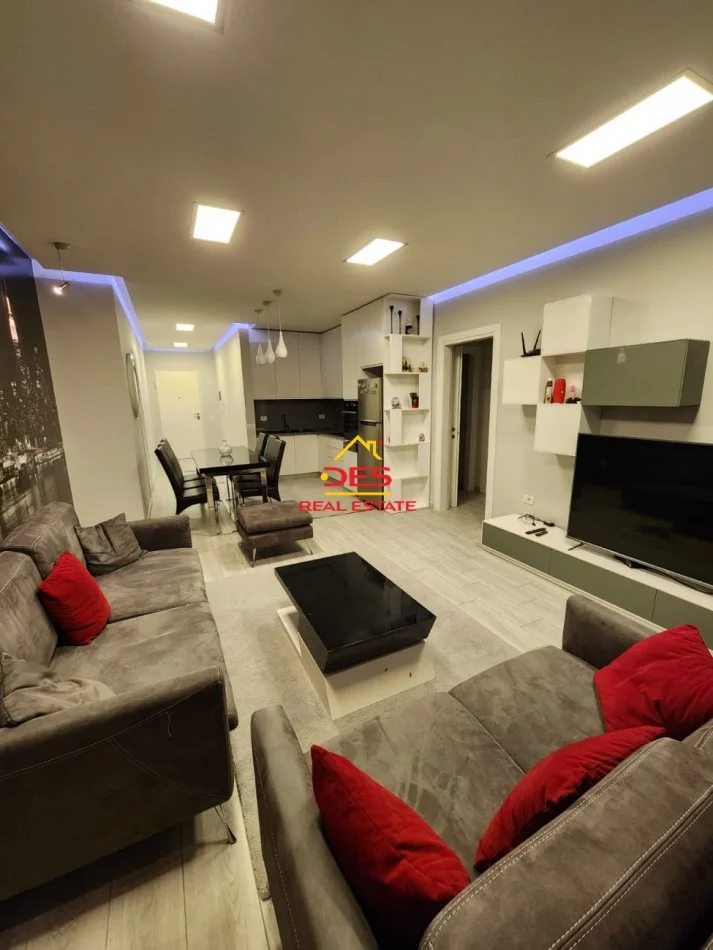 Vlore, jepet me qera apartament 2+1+Ballkon Kati 4, 104 m² 550 € (Rruga Sadik Zotaj)