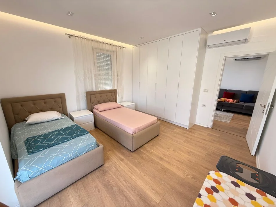 Tirane, jepet me qera apartament 2+1 Kati 1, 96 m² 600 € (Tregu ushqimor ,rruga hamdi pepo)