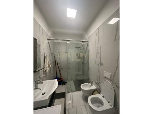 Tirane, jepet me qera apartament 1+1+A+BLK Kati 5, 68 m² 600 Euro (Komuna e Parisit,KIKA 2 !)