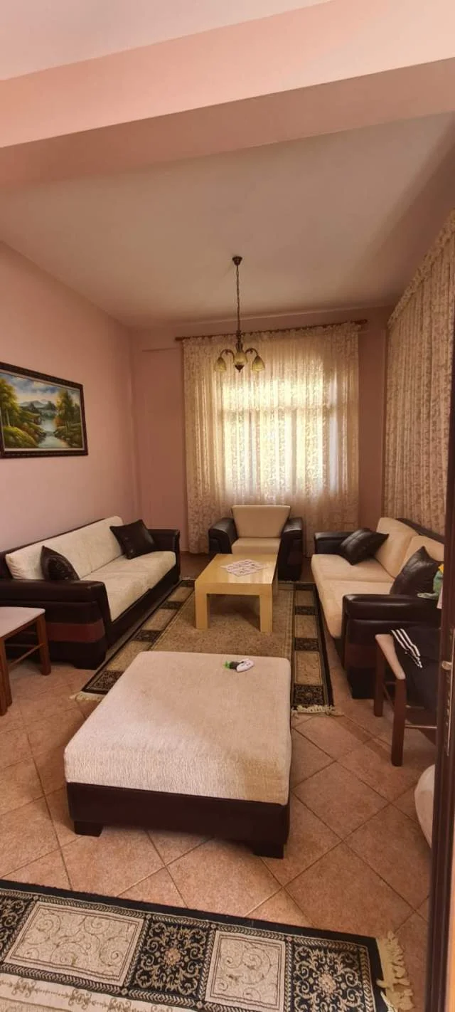 Tirane, jepet me qera Vile 3+1+A+BLK Kati 0, 190 m² 2.000 Euro (Komuna e Parisit)