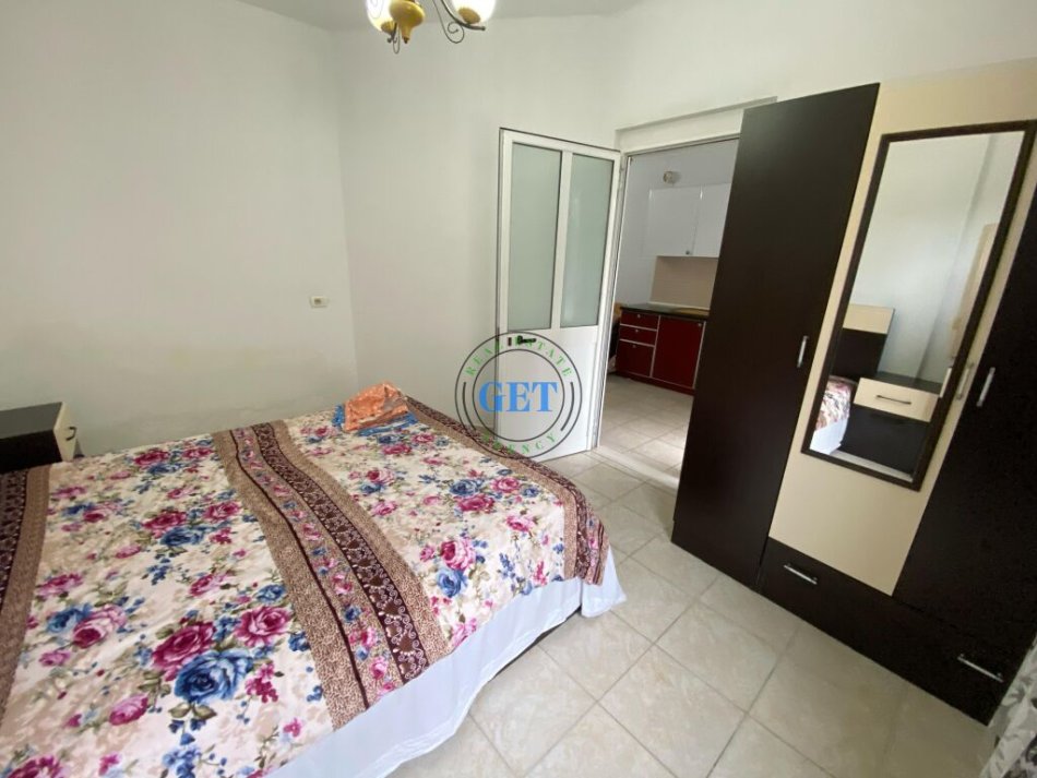 Durres, jepet me qera apartament 1+1 Kati 2, 300 € (Shembi Kavajes, Durrës)