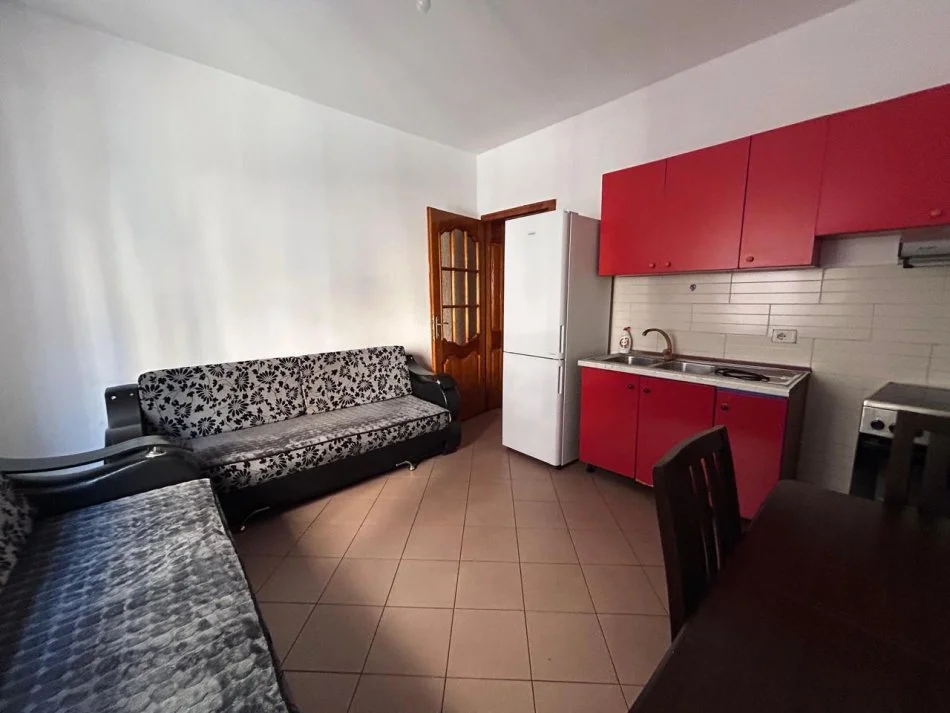 Tirane, jepet me qera 2+1 Kati 2, 79 m² 400 € 