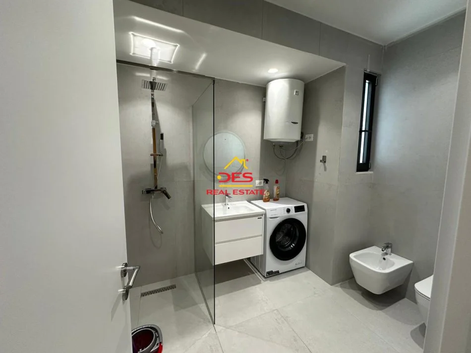 Vlore, jepet me qera apartament 1+1+Ballkon Kati 8, 70 m² 500 € (Rruga Murat Tërbaçi)