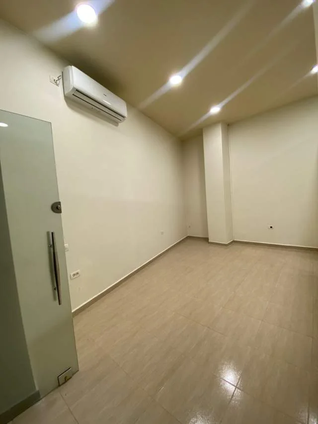 Tirane, jepet me qera ambjent biznesi Kati 0, 44 m² 500 Euro (Ish Ekspozita)