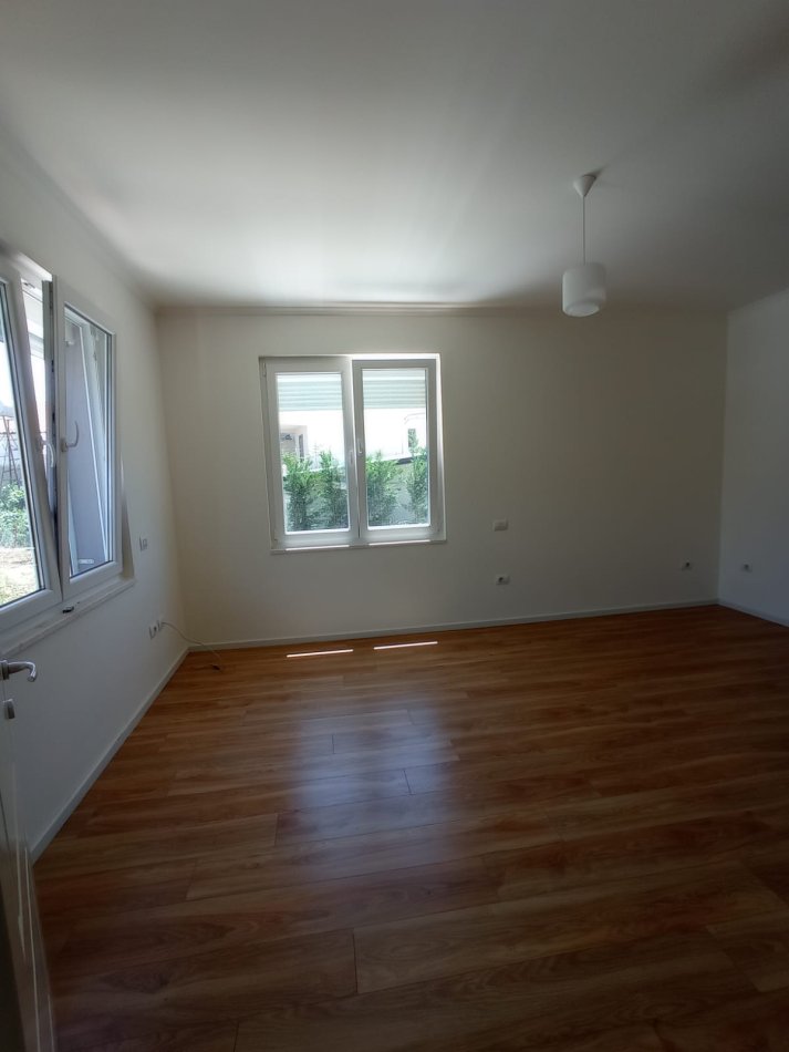 Tirane, jepet me qera Vile 4+1+Aneks+Ballkon Kati 2, 250 m² 2.000 € (Lunder)