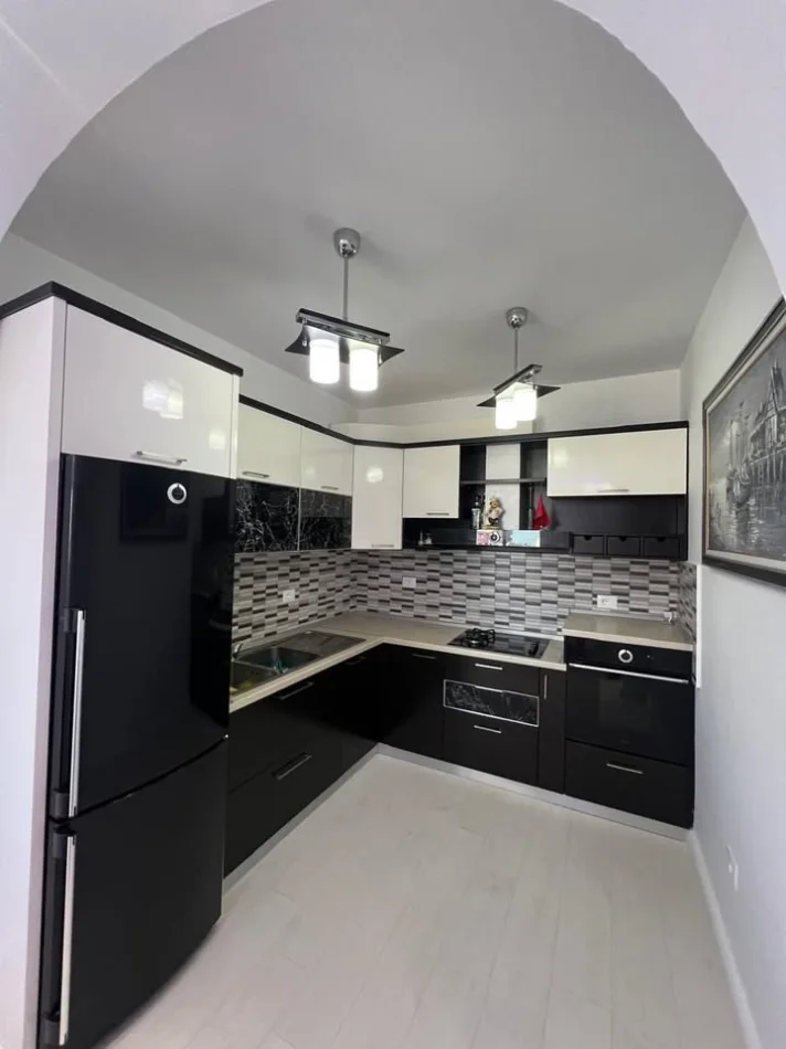 Durres, jepet me qera apartament 2+1+Aneks+Ballkon Kati 6, 600 € (Gjykata,Durres)