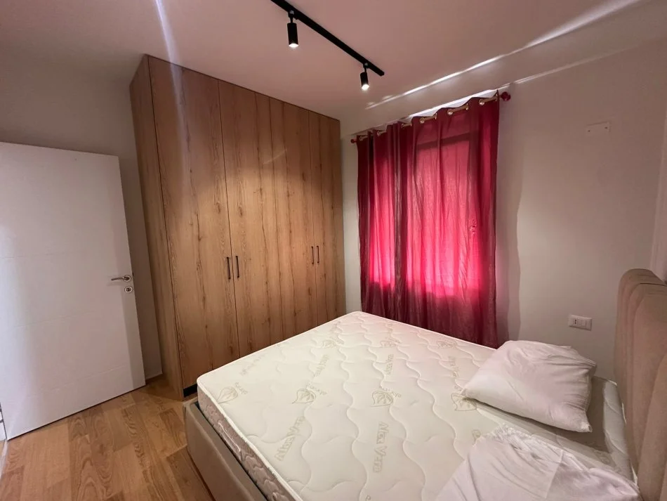 Tirane, jepet me qera apartament 1+1+Ballkon Kati 3, 65 m² 600 € (rruga Hasan Vogli)