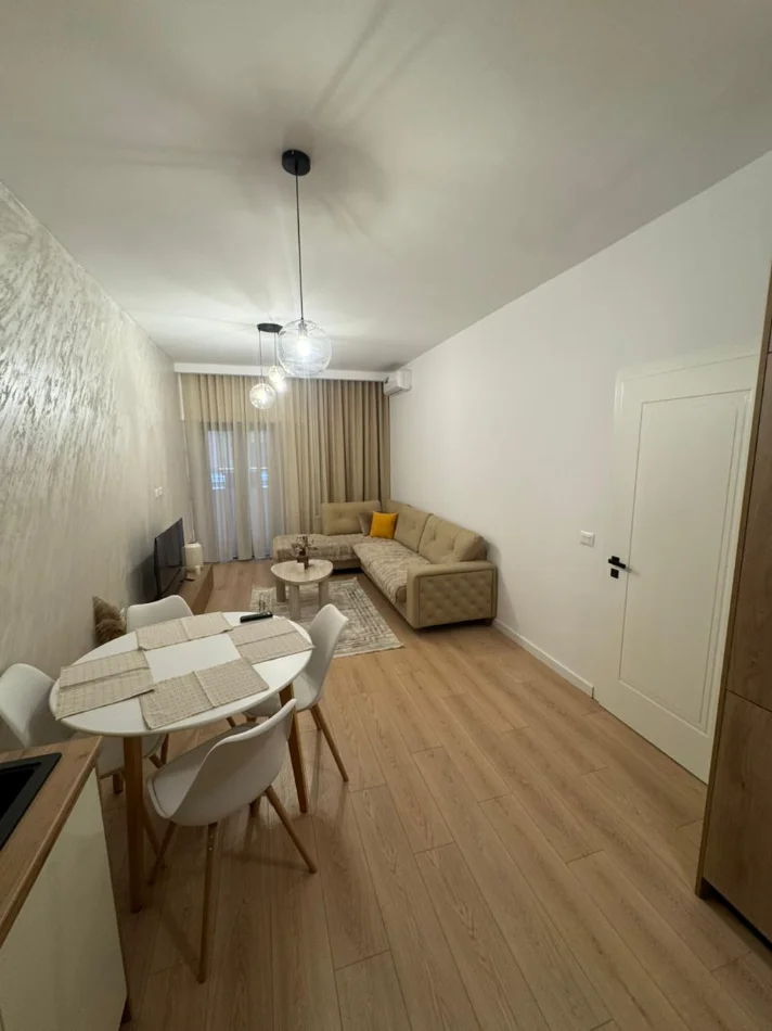 Tirane, jepet me qera apartament 2+1+Ballkon Kati 4, 94 m² 1000 € (Galeria Qender)
