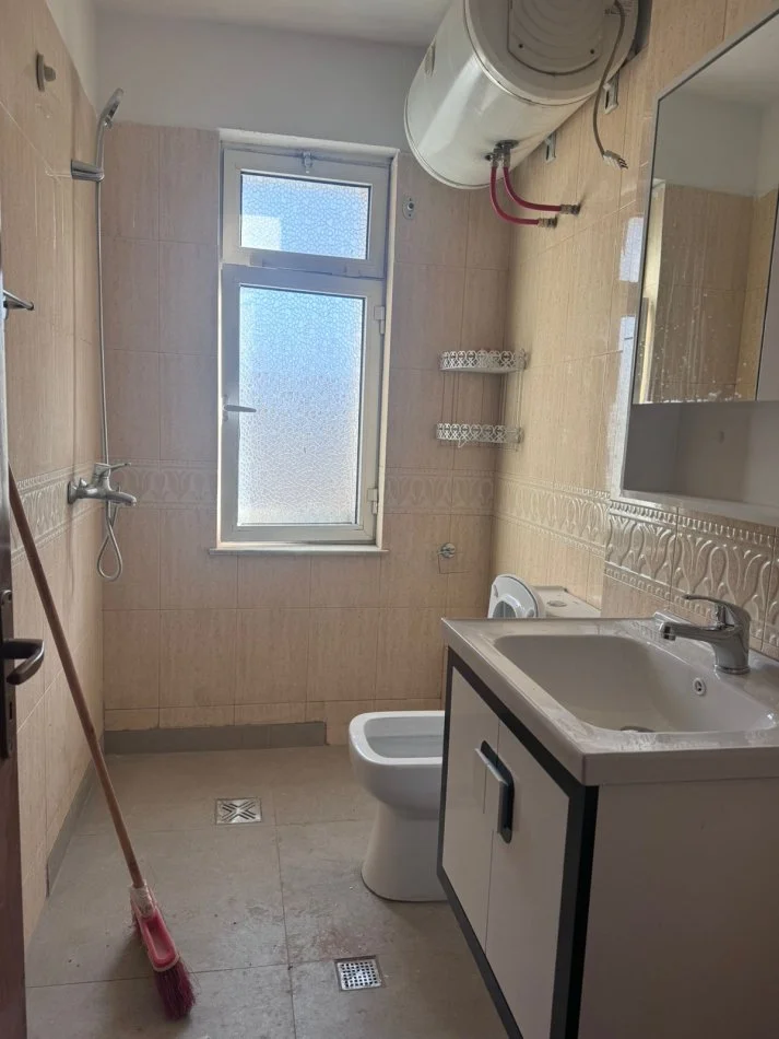 Tirane, jepet me qera apartament 2+1+Ballkon Kati 5, 75 m² 400 € (Rruga Muhamed Gjollesha)