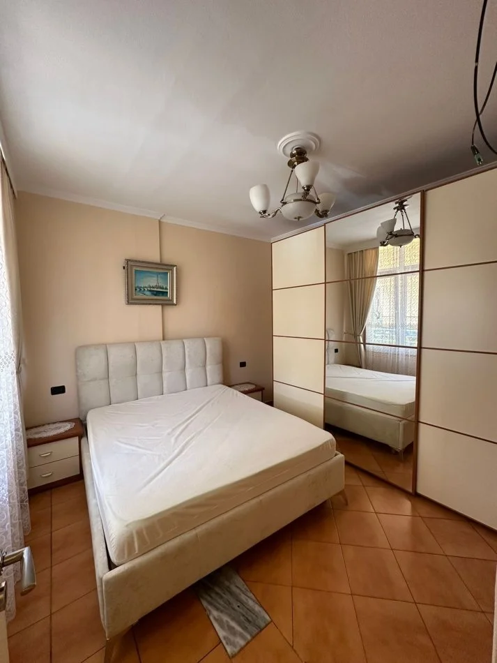Tirane, jepet me qera apartament 2+1+Aneks+Ballkon Kati 5, 85 m² 550 € (Rruga Kavajes)