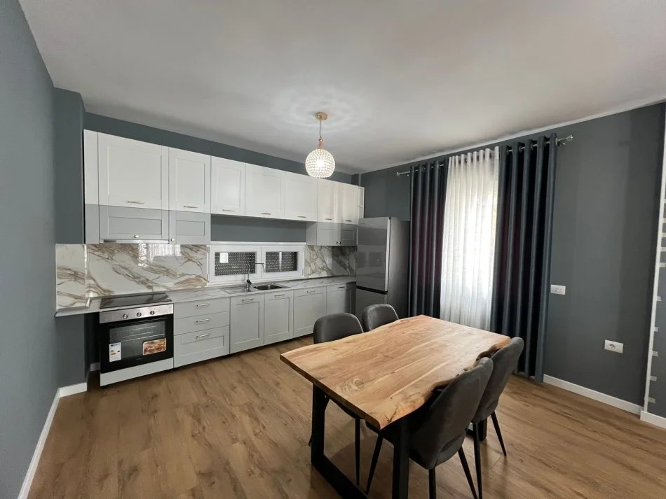 Tirane, jepet me qera apartament 2+1 Kati 2, 150 m² 800 € (Kopshti botanik)