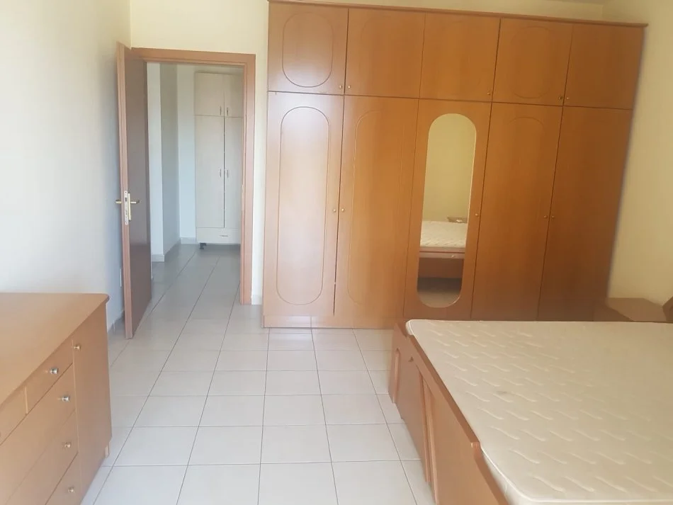 Tirane, jepet me qera apartament 1+1+Ballkon Kati 5, 65 m² 400 € (rruga Din Bosko)