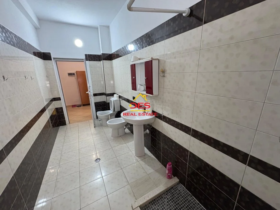 Vlore, jepet me qera apartament 2+1+Ballkon Kati 6, 115 m² 500 € (Rruga Çajupi)