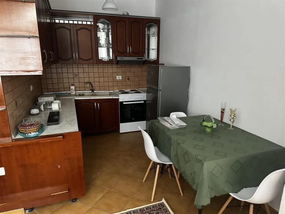 Tirane, jepet me qera apartament 2+1+Ballkon Kati 3, 100 m² 400 € (Rruga : Izet Deda)
