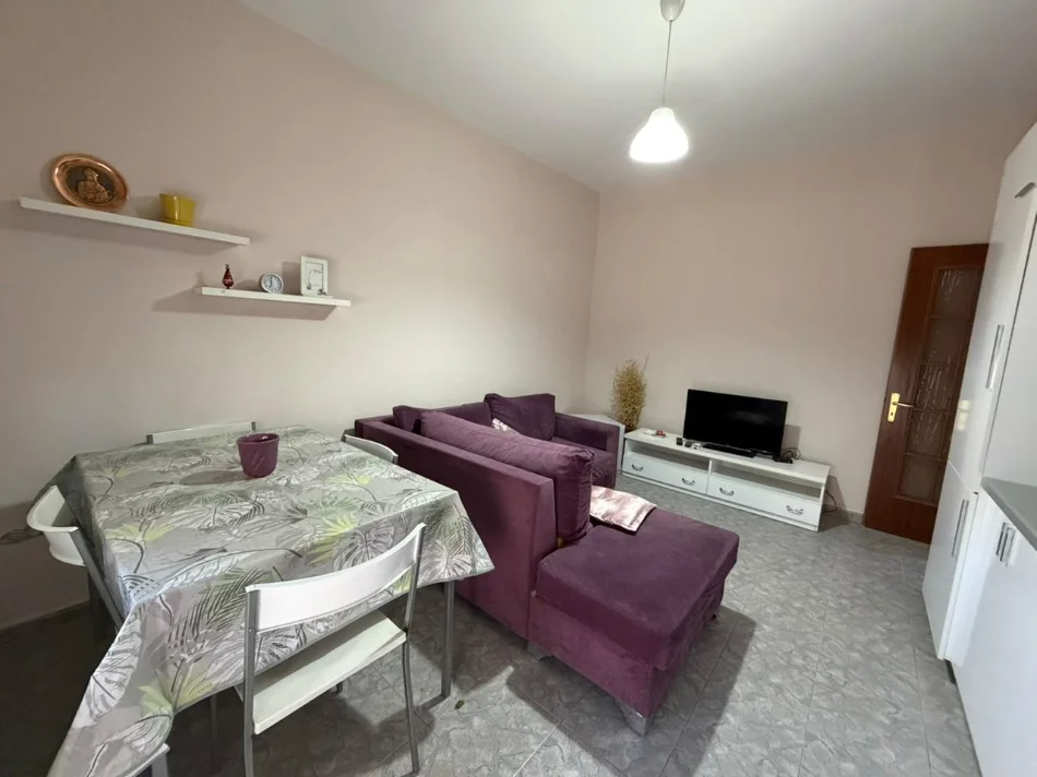 Tirane, jepet me qera apartament 2+1 Kati 4, 500 € (rruga e durresit)