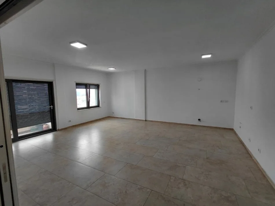Tirane, jap me qera zyre Kati 5, 131 m² 1.300 € 