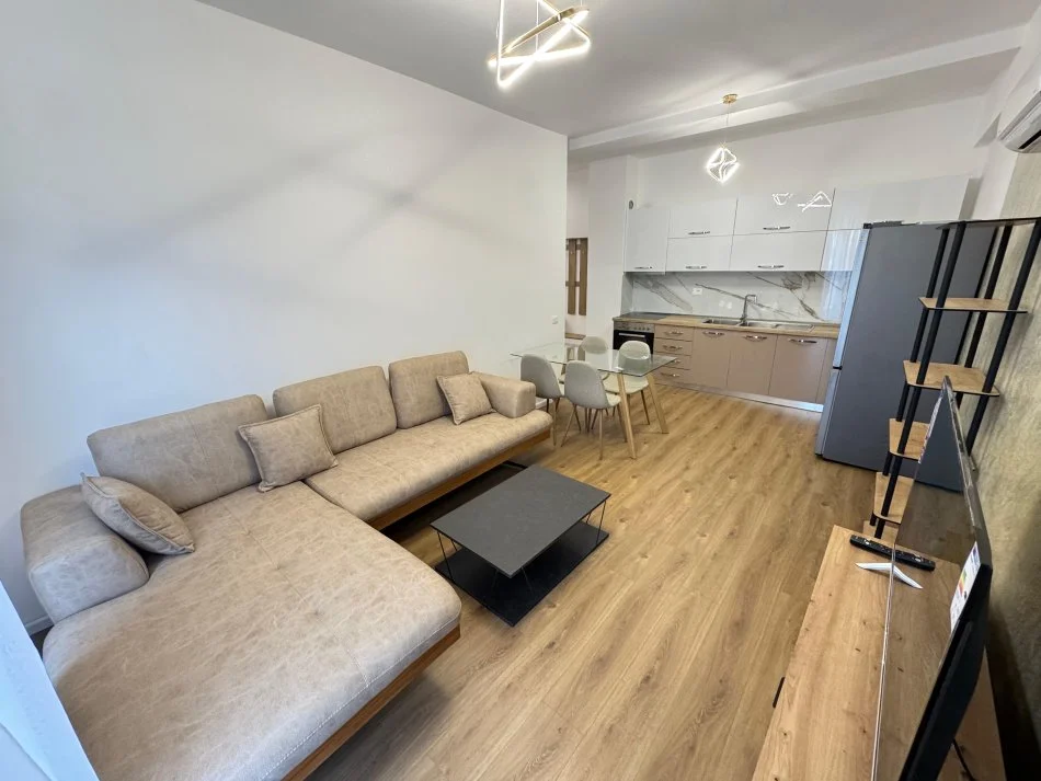 Tirane, jepet me qera apartament 1+1 Kati 2, 53 m² 450 € (Rezidenca oxa)